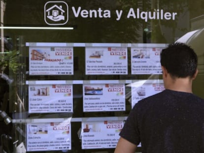 Vista de un escaparate de una inmobiliaria en Madrid, con anuncios de pisos en venta y alquiler.