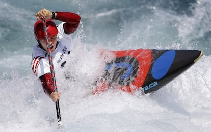 El estadounidense Casey Eichfeld entrena con su canoa en los rápidos de Lee Valley.