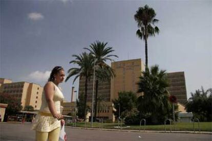 Una mujer en las inmediaciones del hospital La Fe de Valencia.