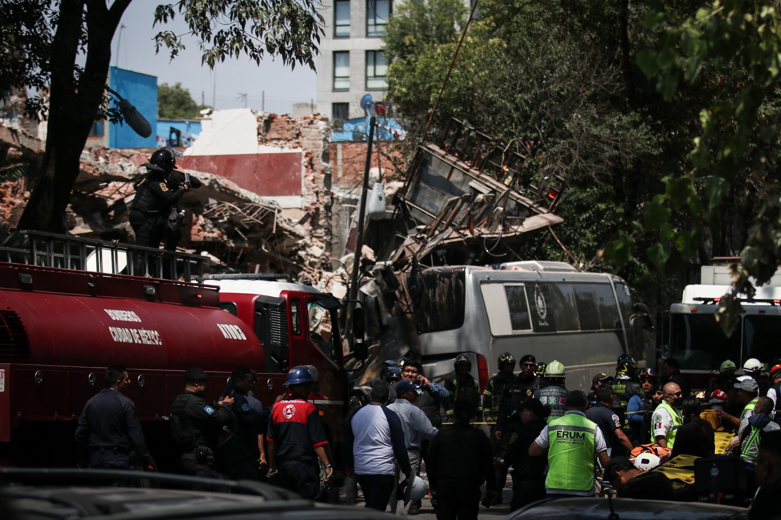 Elementos de la Policía y Protección Civil trabajan en el derrumbe de El Patio, este 3 de junio.