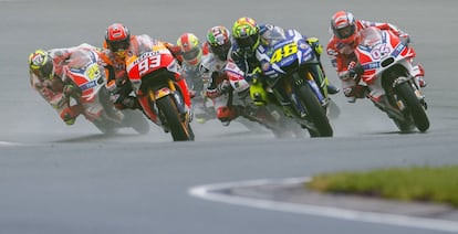 El piloto espa?ol de Honda Marc Mrquez, el piloto italiano de Yamaha Valentino Rossi y el piloto italiano de Ducati Andrea Dovizioso lideran el pelotn durante la carrera de MotoGP del Gran Premio de Alemania en el circuito de Sachsenring, el 17 de julio de 2016.