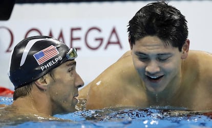 Phelps felicita a Joseph Schooling tras la carrera.