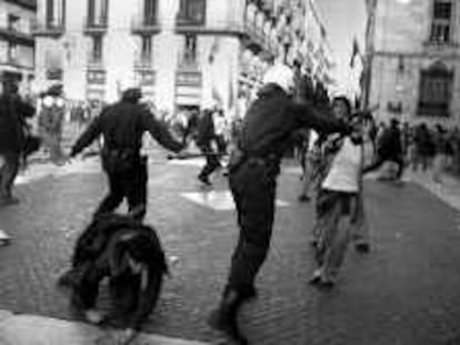 B 37992 - (09/nov/00) - color - Manifestación de estudiantes de la ESO en el centro de Barcelona - Foto: Jordi Roviralta.