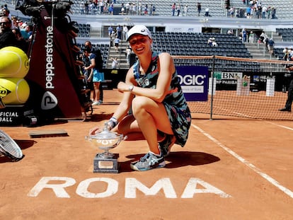 Swiatek posa con el trofeo de campeona, este domingo en el Foro Itálico de Roma.