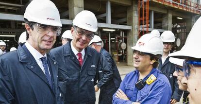 El ministro de Industria, José Manuel Soria (i), junto al vicepresidente y consejero delegado de Cepsa, Pedro Miró, en la refinería La Rábida.