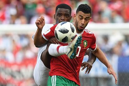 El mediocampista de Marruecos Younes Belhanda (Derecha) compite por el balón con el mediocampista portugués William Carvalho durante el partido de fútbol del Grupo B del Mundial de Rusia 2018 entre Portugal y Marruecos en el Estadio Luzhniki de Moscú.