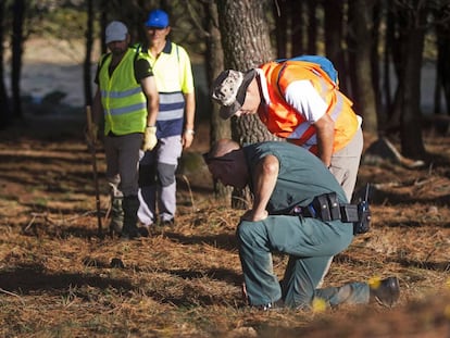 Police and volunteers search for Diana Quer in Galicia last week.