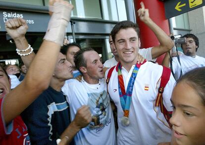 El gallego saluda a los aficionados a su llegada al aeropuerto de Peinador en Vigo (Pontevedra), en agosto de 2004, después de ganar dos medallas (un oro y una plata) en los Juegos Olímpicos de Atenas de aquel año.