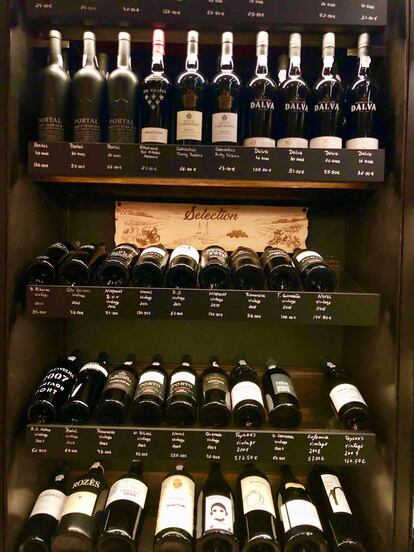 BOTELLERO CON GRANDES OPORTOS / CAPEL