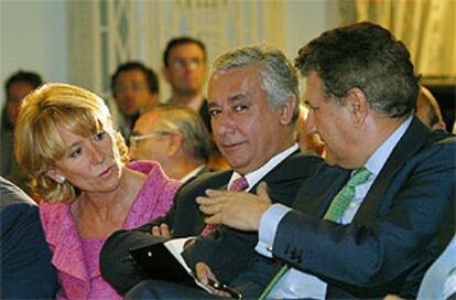 Esperanza Aguirre, Javier Arenas y Jesús Posada, ayer, durante las jornadas celebradas en Ávila con senadores del PP de todas las legislaturas.