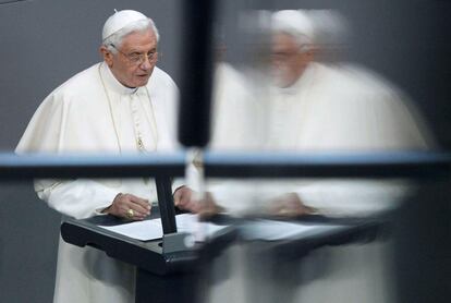 El papa Benedicto XVI se refleja en un cristal durante su discurso en el Bundestag.