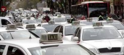 Taxis durante una protesta gremial en las calles de Madrid en el año 2009. EFE/Archivo