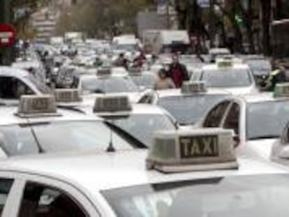 Taxis durante una protesta gremial en las calles de Madrid en el año 2009. EFE/Archivo