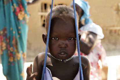 Una niña es pesada en el campo de refugiados de Bor. Conocer su estado de salud es clave, pues la falta de atención adecuada afectará a su salud y a su desarrollo intelectual y físico el resto de su vida.