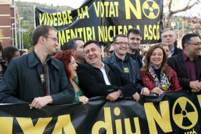 Joan Herrera, a la izquierda, y Joan Puigcercós, tercero por la izquierda, ayer en la protesta de Ascó.