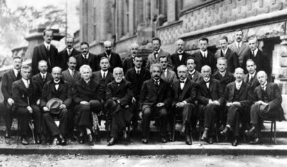 Imagen de la famosa conferencia de Solvay de 1927, con Marie Curie como única mujer entre científicos como Albert Einstein, Max Planck, Paul Dirac, Niels Bohr o Erwin Schrödinger.