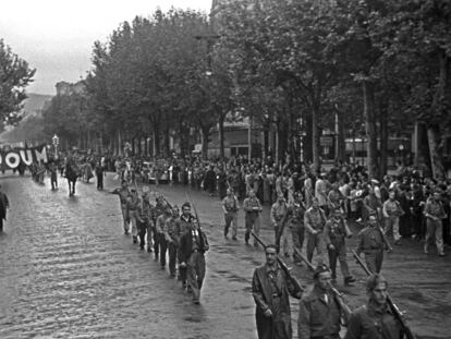 Un momento del desfile que ha tenido lugar en Barcelona durante la guerra civil española, en conmemoración de la Revolución de Octubre de 1934, que partió de la avenida del 14 de Abril y finalizó en la Estación Marítima.