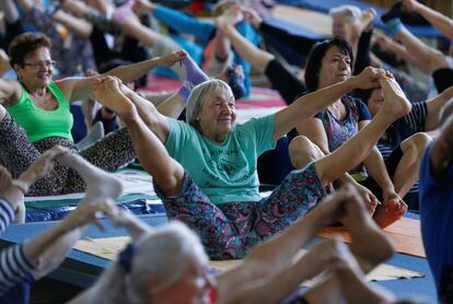 Ancianos asisten a una clase de yoga en una academia local de salud en Stavropol (Rusia).