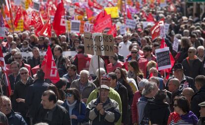 Cientos de personas se manifiestan este domingo en Madrid por unas pensiones dignas.