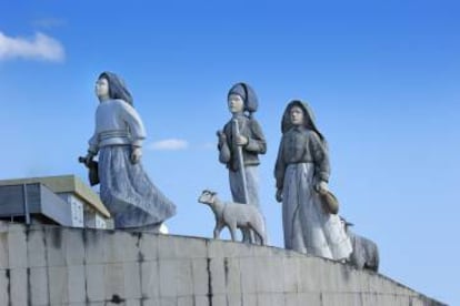 Esculturas en Fátima de los hermanos Francisco y Jacinta Marto, y de su prima Lúcia dos Santos, cuyas huellas siguen en el municipio portugués.