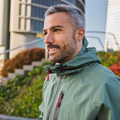 Artículo de EL PAÍS Escaparate que describe ofertas en chaquetas Helly Hansen para hombre en el Día del Padre