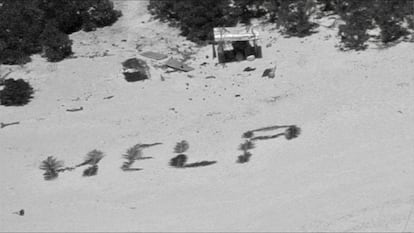 El mensaje de socorro escrito por los náufragos con hojas de palmera en la playa de una pequeña isla de la Micronesia. En las letras se lee "Help", socorro en inglés.