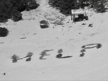 El mensaje de socorro escrito por los náufragos con hojas de palmera en la playa de una pequeña isla de la Micronesia. En las letras se lee "Help", socorro en inglés.