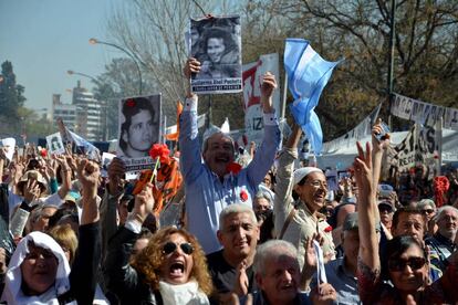 Una multitud recibe con vítores y aplausos las condenas fuera del juzgado.