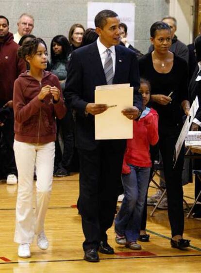 El senador Barack Obama y su esposa, Michelle, se dirigen a votar en Chicago junto a sus dos hijas.