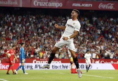 André Silva celebra un gol que le hizo al Madrid.