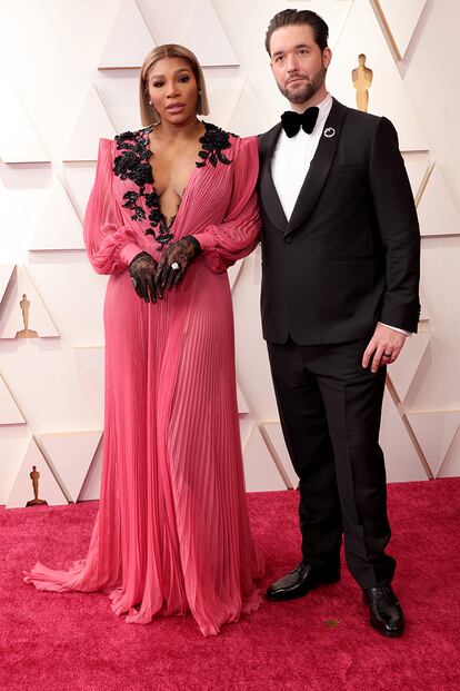 La tenista Serena Williams, vestida de Gucci y acompañada de su marido, Alexis Ohanian, presidente ejecutivo y cofundador de Reddit.