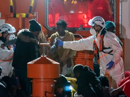 Decenas de migrantes rescatados por Salvamento Marítimo llegaban el martes al Muelle de Arguineguín (Gran Canaria).