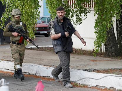 Mijaílo Dianov, ya con el brazo herido, tras ser detenido por los rusos en la planta de Azovstal en Mariupol, el 17 de mayo. 