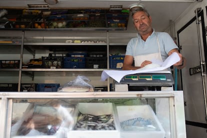 José Antonio Prieto, vendedor ambulante de carne y pescado, haciendo su parada de venta en Castrocalbón.