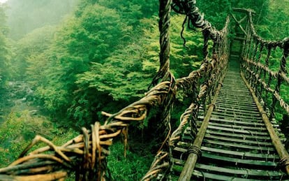 Puente sobre el río Iya, en la isla Shikoku. Este valle es conocido como 'el paraíso perdido' de Japón.