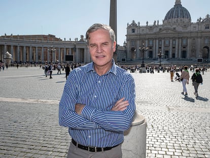 Juan Carlos Cruz, chileno víctima de abusos en la Iglesia y miembro de la comisión vaticana que se encarga de estos casos, en la plaza de San Pedro del Vaticano, el domingo.