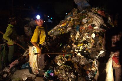 Un niño rastrea la basura en el vertedor de Siem Reap, Camboya.