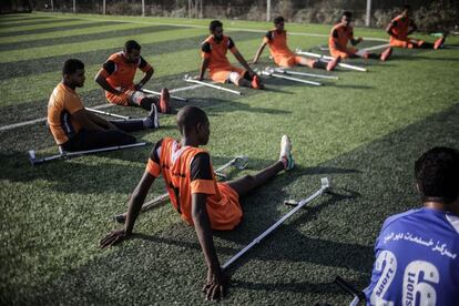 Los jugadores estiran durante un entrenamiento en el estadio Deir Al Balah, en el centro de la Franja de Gaza.