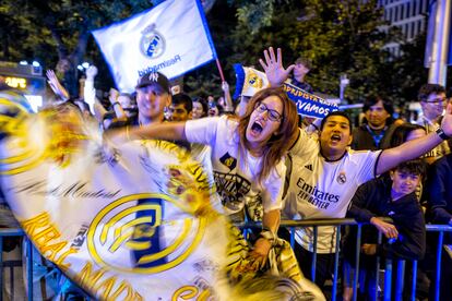 Hinchas del Real Madrid celebran la victoria de la Champions en los alrededores de la plaza de Cibeles.