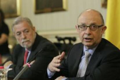 El ministro de Hacienda y Administraciones Públicas, Cristóbal Montoro (d), junto al secretario de Estado de Administraciones Públicas, Antonio Beteta (i), durante la inauguración de los actos de divulgación de la Administración electrónica en el Día de Internet.