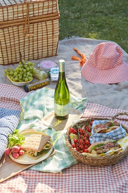 Un picnic se puede planificar o improvisar… Pero si se incluye en la neverita una botella de vino blanco Viña Esmeralda para que permanezca bien fría, el éxito está garantizado.