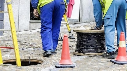 Despliegue de fibra óptica en un municipio.