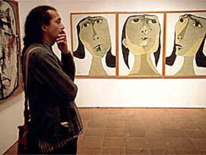 Varios visitantes contemplaban ayer algunos de los cuadros del pintor ecuatoriano Oswaldo Guayasamín expuestos en el centro cultural Conde Duque.