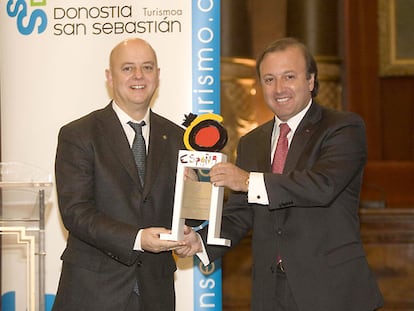 El secretario de Estado de Turismo, Joan Mesquida, entrega a Odón Elorza el premio Sicted
