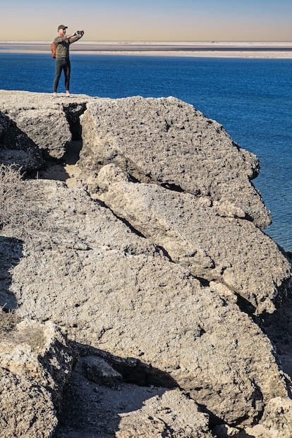 Un turista en lo alto de la isla del Dragón. 