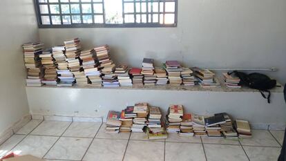 Livros recuperados na casa do adolescente