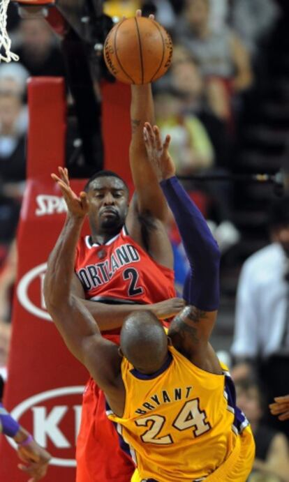 Matthews tapona un tiro de Bryant.