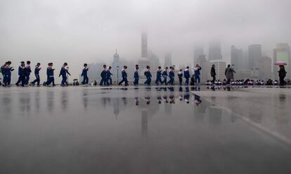 Un grupo de niños camina frente al distrito financiero de Lujiazui, en Pudong (Shanghái).