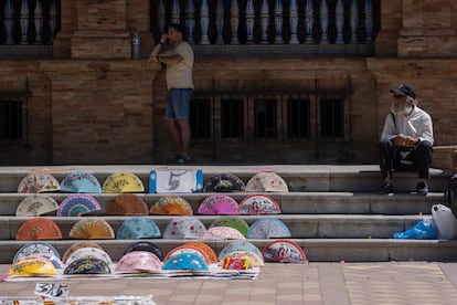 Un hombre vendía abanicos este miércoles en Sevilla.