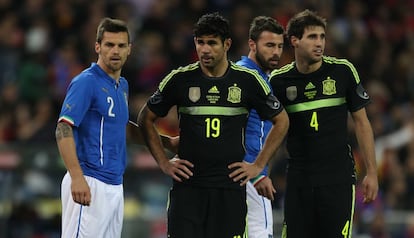 Diego Costa, marcado por Maggio (i). Javi Martínez, junto a Barzagli.